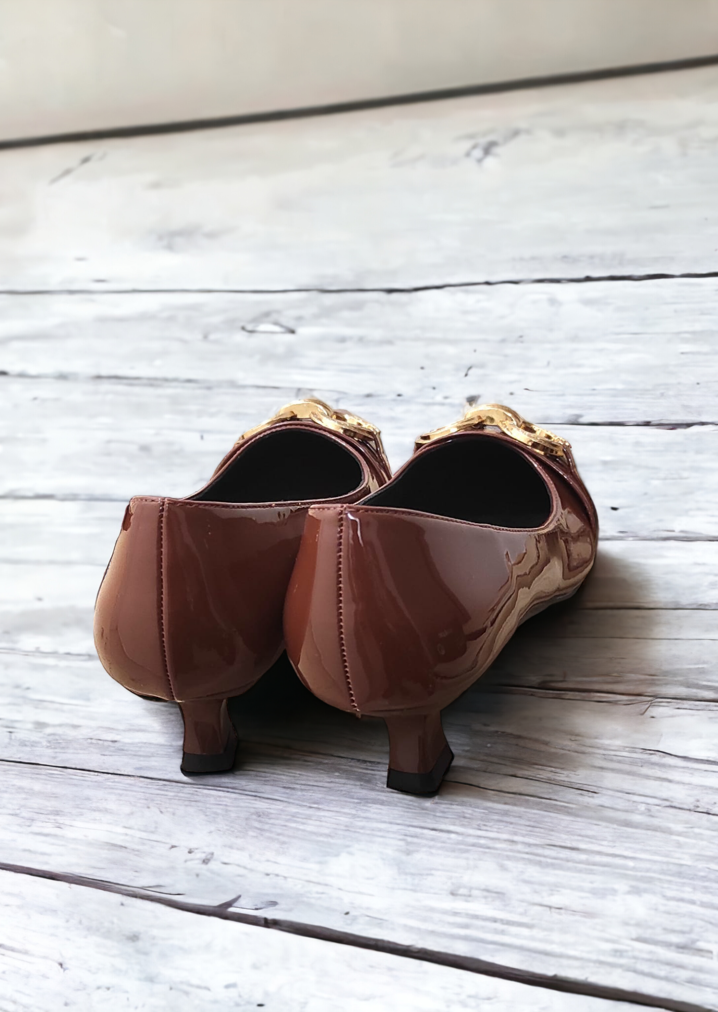 DECOLLETE pump with chain buckle